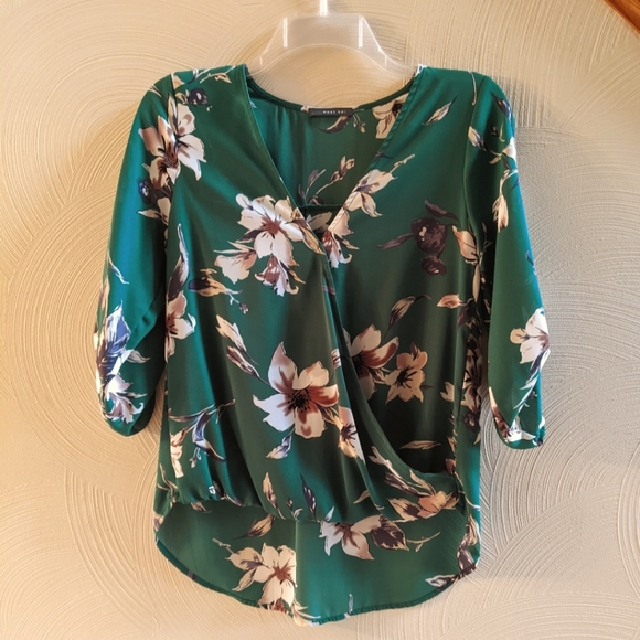 NWOT Women's West Kei Allan Surplice 3/4 RollTab High Low Floral Green Blouse - Picture 2 of 7